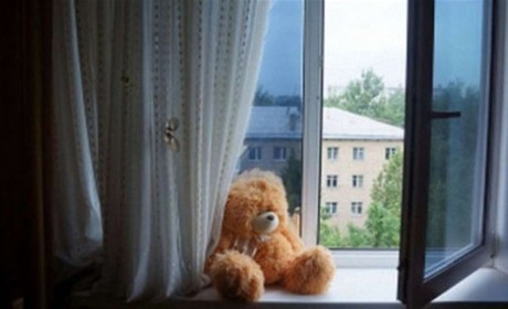 Рятувальники через вікно потрапили у квартиру, де зачинилася дворічна дитина