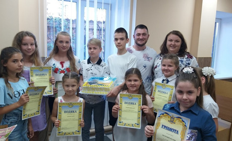 Нові знання, конкурс віршів та смачний подарунок: маленькі торечани відвідали суд