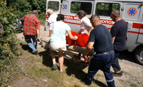 Рятувальники розповіли, як підняли з криниці літню жінку в Хлівищах
