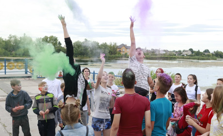 Битва кольорів, відкрита ніч, концерт і дискотека: у Старконі відзначили День молоді (ОНОВЛЕНО)