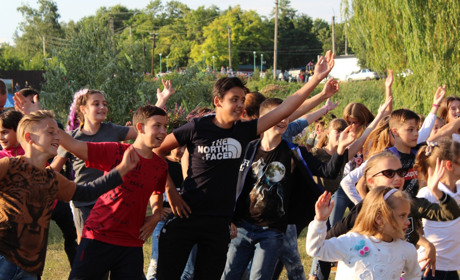 Дефіле у вінках, гавайські розваги, приз за жовтий колір: у Сватовому відсвяткували Івана Купала