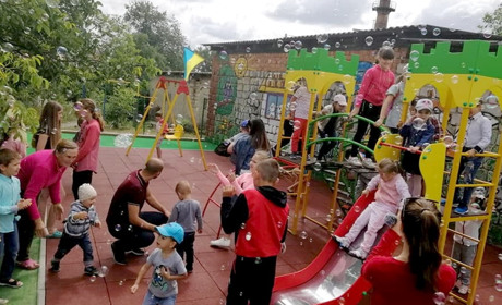 Відкриття дитячого майданчика і виставка на новій площі: як почали святкувати храм у Кіцмані 