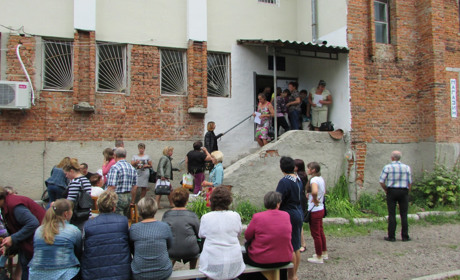 Люди під ОВК в Корюківці 207 виборочого округу лаються — кажуть, бардак! Що їх не влаштовує?