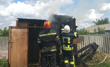 У Сватовому на вулиці Трударів горів літній душ та туалет