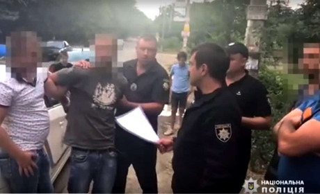 Поліція упіймала телефонного злодія, який "замінував" магазин в НАТІ. Відео