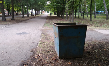 У волноваському "Літньому парку" встановили контейнери для сміття: фотофакт