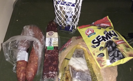 Взяв випити, закусити і покурити — крадіжка в магазині в селі Хлівище