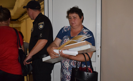 У Новограді виборчим комісіям видають бюлетені для голосування