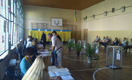 Вибори у Старокостянтинові: хто проголосував першим