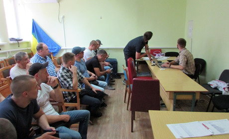 В окружній виборчій комісії в Корюківці не спокійно. Про що дискутують?