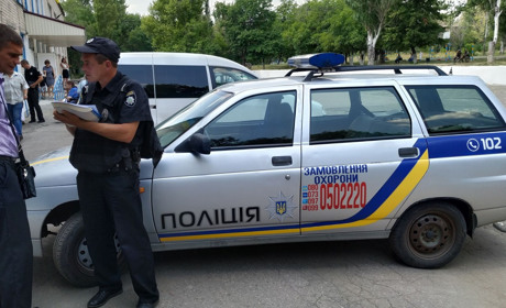 На одній з дільниць Торецька чоловік зробив фото бюлетеню в кабінці для голосування. ВІДЕО