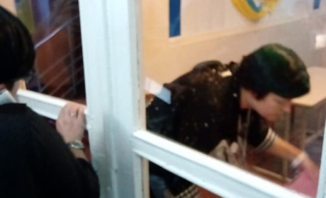 Кандидатка в нардепи не пускає голову ДВК на дільницю в Торецьку