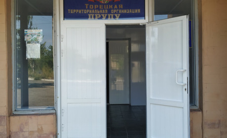 Роботу окружної комісії в Торецьку блокують "журналісти" та кандидати 