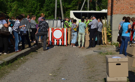 Понеділок після виборів: по обіді в ОВК №207 у Корюківці ще перевіряють протоколи