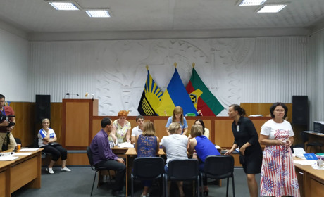 Королевська, Штепа та "гості" з Донецька: як працювала ОВК в Торецьку у вівторок. ВІДЕО