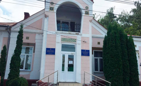 Поліція розшукує крадіїв, які поцупили телевізори з Кіцманської міської ради