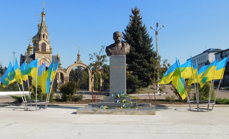 Падіння Леніна та життя у прифронтовому місті: 10 цікавих відео про Мар'їнку і Курахове