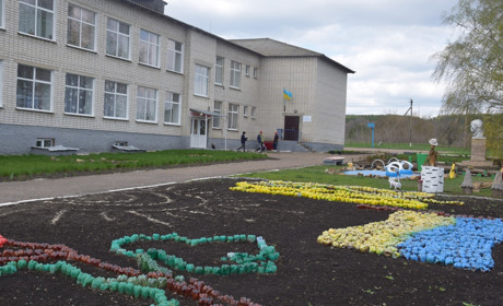Сиротинці навели лад на автобусній зупинці, а в Демино-Олександрівці — на дитячому майданчику