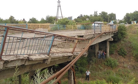 Міст у центрі Олександрівки так і не відновили