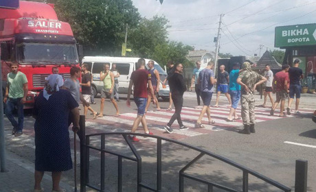 У Кіцмані перекривали трасу, вимагаючи ремонту дороги на Ставчани