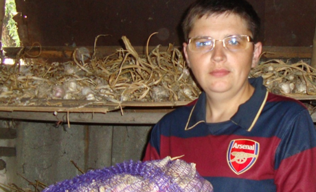 Як переселенець з Донецька став куркулем та вирощує часник у селі на Донеччині 