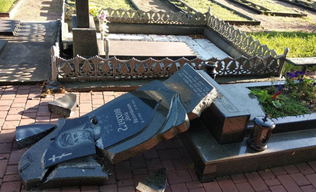 У Новограді орудують вандали: на "Алеї слави" пошкодили пам'ятники (ОНОВЛЮЄТЬСЯ)