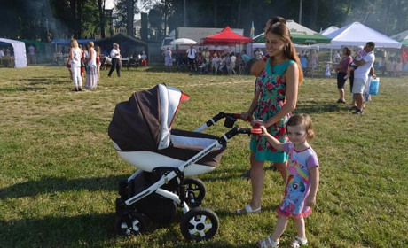 Експеримент: чи зручно кіцманчанам пересуватися містом з дитячим візочком?