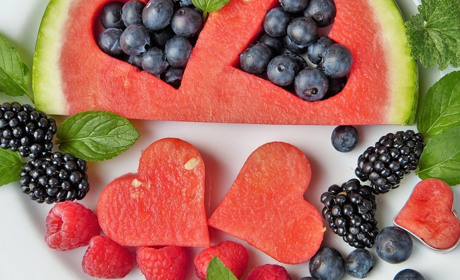 Їсти і не отруїтися. Поради лікаря про гігієну та харчування влітку