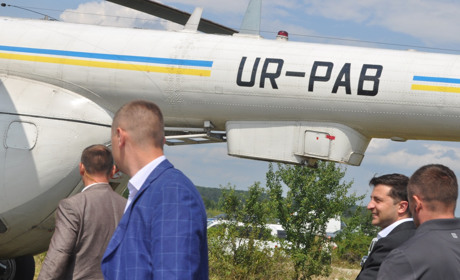 Більше тисячі людей зустрічали Зеленського  між Пійлом і Довге-Калуським. Відео і фото