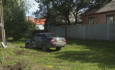 У Сватовому на Слобожанській сталася аварія. Автівка врізалась у електроопору