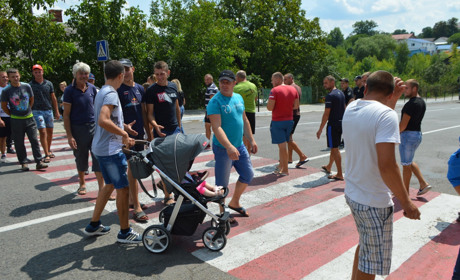 У Кіцмані люди три години перекривали дорогу, щоб добитися ремонту автошляхів району