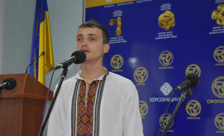 Як дипломований психолог підкорив вокальним співом мешканців Новоолександрівки