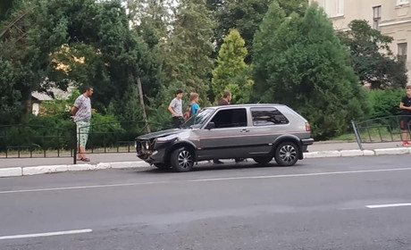 У центрі Кіцманя легковик врізався в огорожу