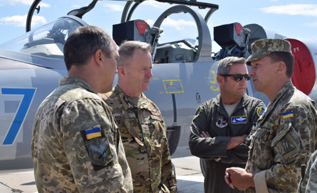 Делегація зі США відвідала військовий аеродром у Старокостянтинові