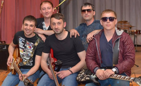 Вчитель, айтішнік та зварювальник грають рок у Максимільянівці