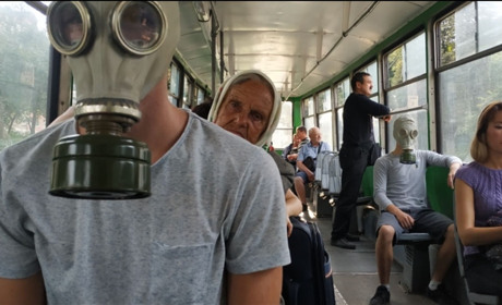 Через сморід у Конотопі запустили флешмоб у протигазах. Вийшло, немов кадри з серіалу «Чорнобиль»