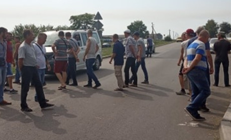 70 гірників другий день  безперервно ходять по переходу