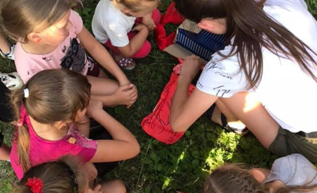 Юні танцюристи взяли участь у квест-грі у сквері біля Будинку культури