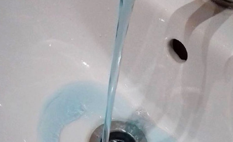 В Добропіллі з кранів потекла блакитна вода  