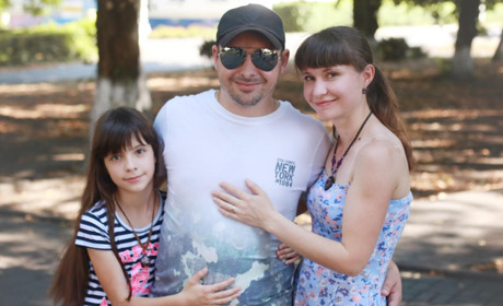 «Я бачу світ очима дружини і доньки» — Олександр Сердюк про втрату зору та інше життя після травми