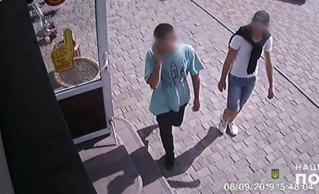 В Добропіллі злочинці виривали сумки прямо біля банкомату 