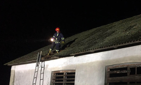 Блискавка влучила у будівлю