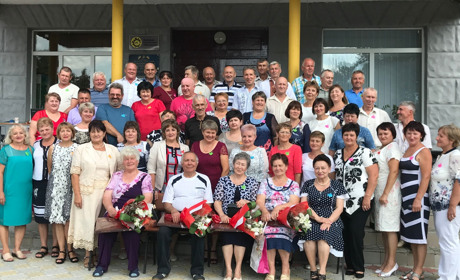 Випускники 1979 року:  зустрілися через 40 років, щоб відтворити один день зі свого шкільного життя