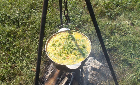 Лантратівські діти на пікніку скуштували куліш