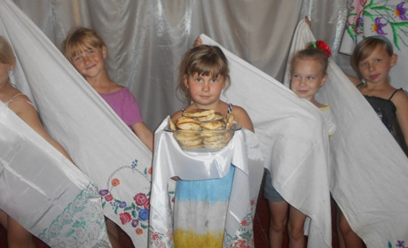 Як арапівці на Спаса медовими смаколиками ласували