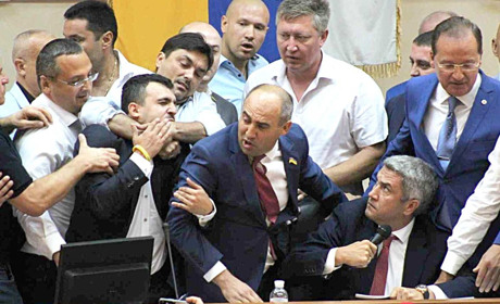 Сломали микрофон и отобрали карточку: на сессии облсовета Урбанскому не дали сложить полномочия