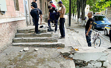 Наркоманы распоясались: в Измаиле колятся уже на ступенях жилых домов