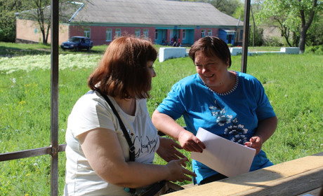 В Арапівці встановили нові лавки у центрі села