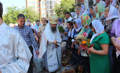 Груші, сливи, виноград та мед: старокостянтинівці у храмах освятили кошики 