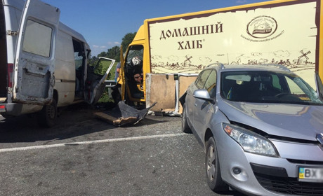 Поблизу Старокостянтинова аварія за участю 4 автомобілів. Є загиблий